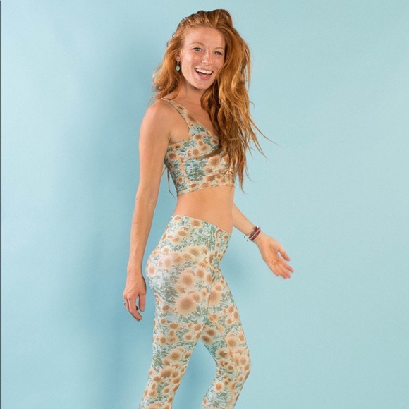 Teeki 🧘🏻‍♀️ Sunrise Hot Pants & Lover Tank - Picture 2 of 8